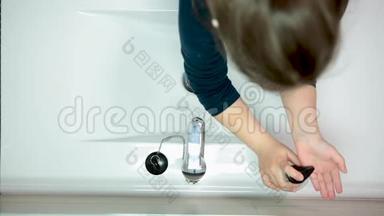 一个五岁的女孩在浴室里用肥皂和水洗手，以避免病毒感染